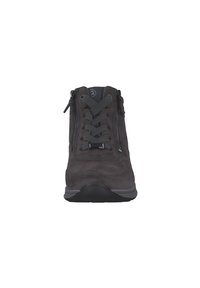 Bottes de cheville en suède noir avec un laçage à l'avant et des zips sur le côté. Elles présentent une finition texturée et un bout rond avec une semelle en caoutchouc flexible.