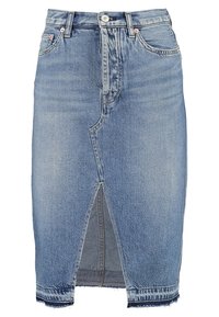 Falda lápiz de mezclilla azul con abertura frontal, diseño de cinco bolsillos, presillas para cinturón, cierre con botón y borde deshilachado.