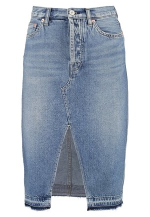 Sininen farkkuhame, jossa on kynämallinen leikkaus, edessä halkio, viiden taskun rakenne, vyölenkit, napillinen suljenta ja rispaantunut helma.