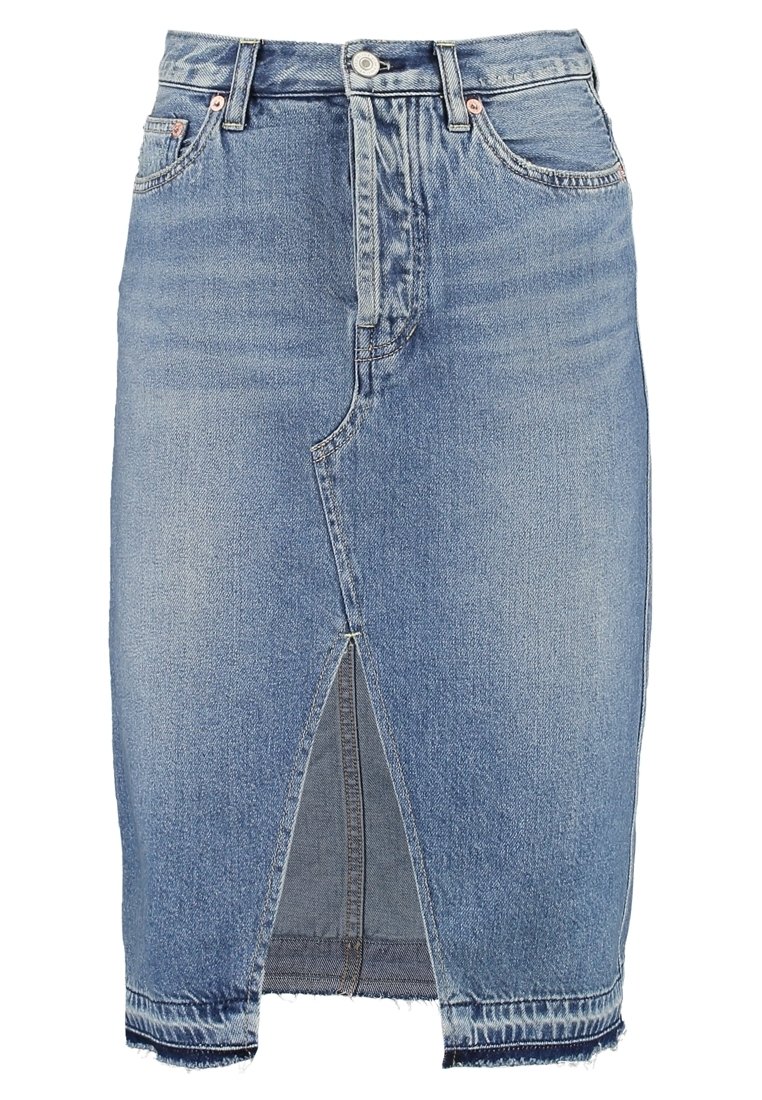 Falda lápiz de mezclilla azul con abertura frontal, diseño de cinco bolsillos, presillas para cinturón, cierre con botón y borde deshilachado.