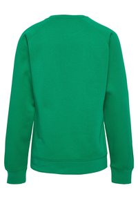 Zielony sweter z materiału bawełnianego, z okrągłym dekoltem, długimi rękawami raglanowymi oraz ściągaczami na dole i u rękawów.