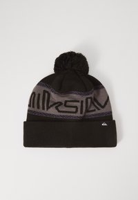 Cappello di lana nera con pompon sulla cima, caratterizzato da un motivo a strisce verticali grigie e un logo nero, con un risvolto nella parte inferiore.