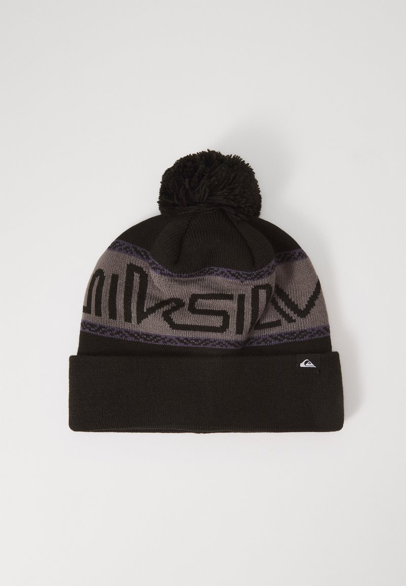 Cappello di lana nera con pompon sulla cima, caratterizzato da un motivo a strisce verticali grigie e un logo nero, con un risvolto nella parte inferiore.