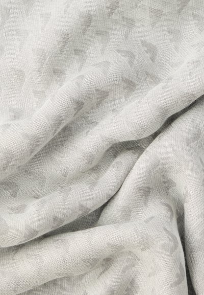 Ανοιχτό γκρι ύφασμα με χαλαρή ύφανση, διακριτικά τριγωνικά μοτίβα και ορατές πτυχώσεις υφής.