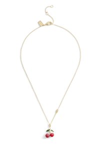 Guld kæde med en kirsebærvedhæng, der har røde emaljekirsebær og grønne blade, prydet med en lille klar sten nær låsen.