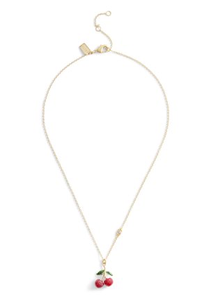 Collier en or avec un pendant en forme de cerise, comprenant des cerises en émail rouge et des feuilles vertes, rehaussé par une petite pierre transparente près du fermoir.
