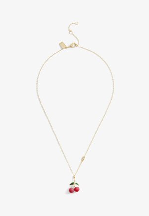 Collana in oro con pendant a forma di ciliegia, caratterizzata da ciliegie smaltate di rosso e foglie verdi, con un piccolo diamante chiaro vicino alla chiusura.