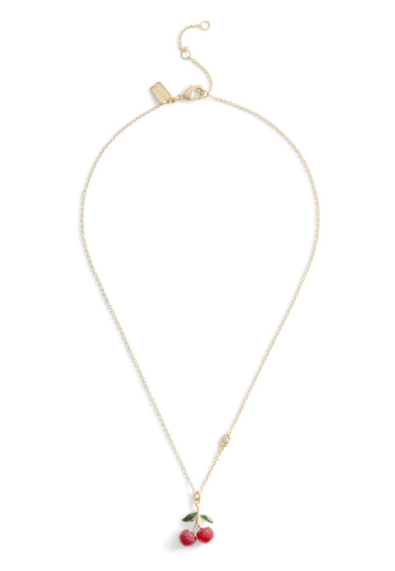 Guld kæde med en kirsebærvedhæng, der har røde emaljekirsebær og grønne blade, prydet med en lille klar sten nær låsen.