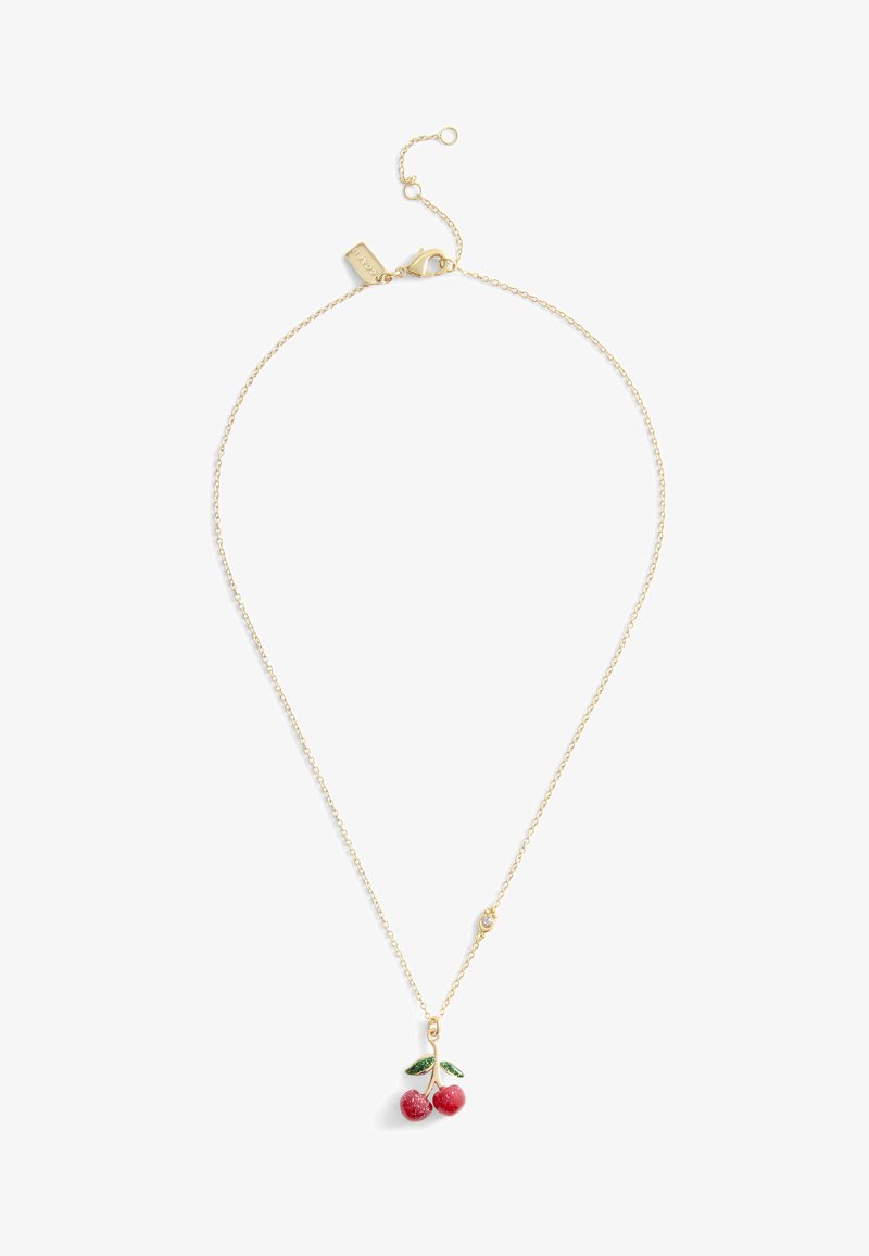 Collar de cadena de oro con un colgante de cereza que presenta cerezas esmaltadas en rojo y hojas verdes, acentuado por una pequeña piedra clara cerca del clasp.