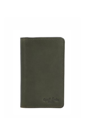 Cartera de cuero verde oscuro con texto en relieve "Quill Lock studio" en la esquina inferior derecha, bordes cosidos visibles.