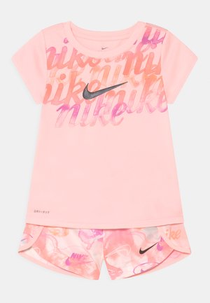 SUMMER DAZE SPRINTER SET - Camiseta estampada - pink