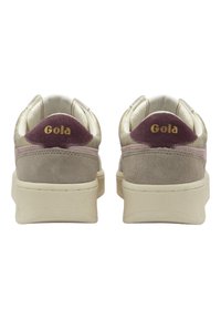Baskets Gola en suède gris clair, avec des accents métalliques et un patch de talon violet. Semelle en caoutchouc crème. Marquage doré sur le talon.