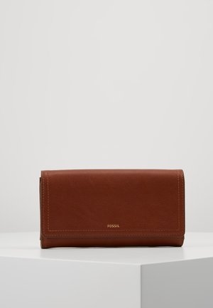 Portefeuille en cuir marron avec une texture lisse, forme rectangulaire, design simple, logo "FOSSIL" doré et détail de couture contrastante.