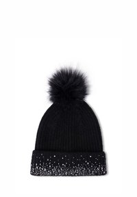 Czarna dziana czapka z prążkowanym wzorem, z sztucznym futerkiem na czubku i cekinowym paskiem u podstawy dla dodatkowej ozdoby.
