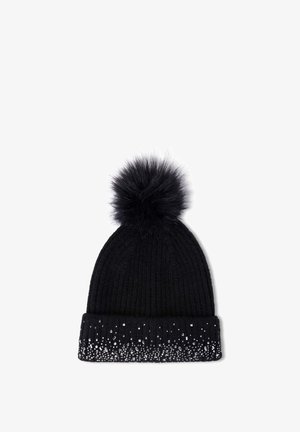 Beanie nera lavorata a maglia con design a costine, pompon in pelliccia sintetica sulla parte superiore e una fascia di paillettes alla base per un tocco di abbellimento.