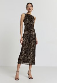 Robe en imprimé léopard avec une silhouette ajustée, sans manches, et d'une longueur mi-mollet. Fabriquée à partir d'un tissu léger avec une superposition transparente.