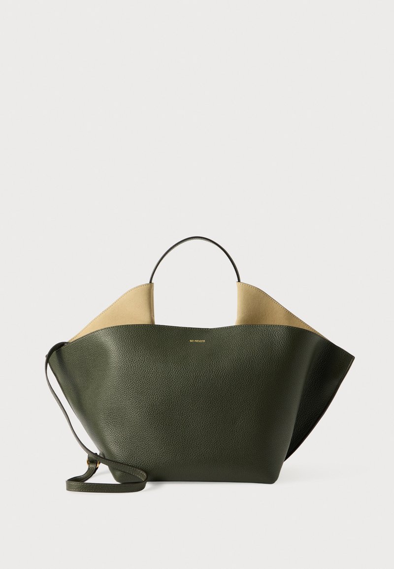 Grøn læder tote taske med en struktureret form og brune detaljer øverst. Har et kort håndtag og en aftagelig skulderrem.