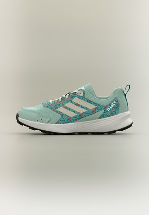 Jasny miętowy sneaker Adidas Terrex z białymi paskami, wzorzystymi bocznymi panelami, białą środkową podeszwą i czarną podeszwą zewnętrzną na neutralnym tle.