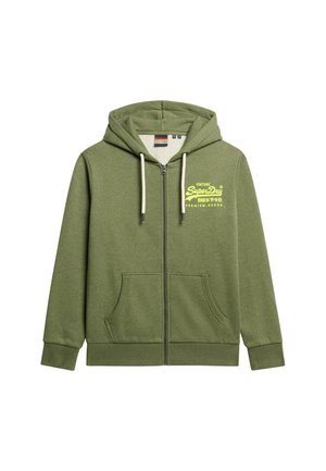 Groene ritskap met een zachte stof, voorzien van een logo aan de voorkant in het geel, twee zijzakken en een capuchon met trekkoord.