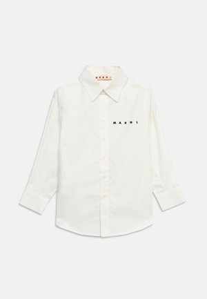 Camicia bianca a maniche lunghe con bottoni e colletto appuntito, con la scritta "MARNI" stampata in lettere nere sul petto a sinistra.
