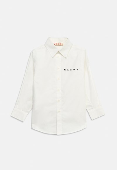 Λευκό μακρυμάνικο πουκάμισο με κουμπιά και μυτερό γιακά, με την ένδειξη "MARNI" τυπωμένη με μαύρα γράμματα στο αριστερό μέρος του στήθους.