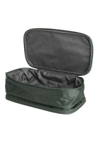 Custodia da viaggio rettangolare verde con chiusura a zip, caratterizzata da un esterno con una superficie liscia e un interno leggermente imbottito.