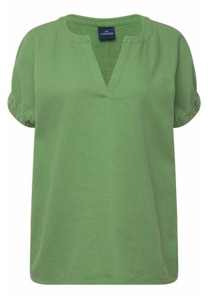 Groene linnen top met korte mouwen, een V-hals en opgerolde mouwen. Zachte textuur en een relaxte pasvorm. Het label leest "LAURASON."
