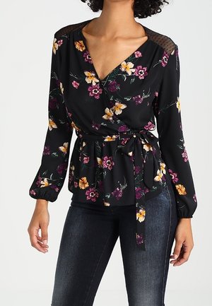 Schwarze Bluse mit floralem Wickeldesign und langen Ärmeln, die bunte Blumenmuster, einen Bindegürtel und durchscheinende Netzdetails an den Schultern aufweist.