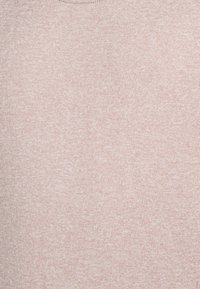 Ljusrosa jersey tyg med en mjuk, texturerad yta, som har ett något oregelbundet mönster för en avslappnad, bekväm look.