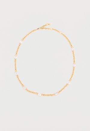 Zlatý náhrdelník s reťazou s rovnomerne rozmiestnenými obdĺžnikovými priehľadnými drahokamami na svetlom neutrálnom pozadí, sponka viditeľná hore.