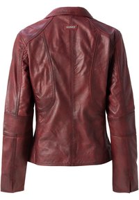 Rote Lederjacke mit tailliertem Design, das eine glatte Struktur, sichtbare Nähte und einen klassischen Kragen aufweist. Die Rückansicht zeigt den maßgeschneiderten Schnitt.