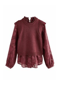 Haut bordeaux à couches comprenant un pull en tricot avec des bords côtelés et une blouse florale transparente en dessous, accentué par un col et des manches à volants.
