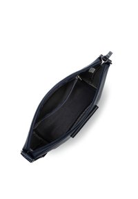 Pochette bleu marine avec un extérieur en cuir lisse, fermeture éclair et compartiments intérieurs. Comprend une petite poche zippée pour l'organisation.