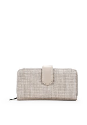 Cartera beige texturizada con cierre de solapa seguro, diseño con cremallera alrededor y detalles de cuero suave. Cuenta con un exterior de tela tejida.