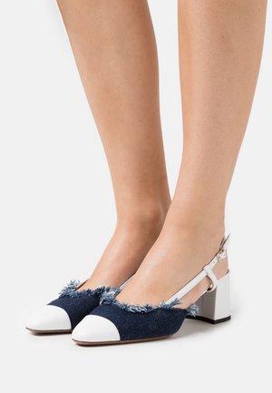 Scarpe slingback blu navy con dettaglio frangia testurizzato sulla punta, cappuccio bianco e tacco a blocco con finitura lucida.
