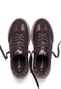 Ζευγάρι σκούρα καφέ sneakers με κορδόνια, από ανάμεικτο δέρμα και καστόρι, με λεπτομέρειες λεοπάρ γύρω από τον αστράγαλο.