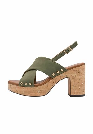Olivengrøn platform-sandal med kork-klods-hæl, krydsremdesign, dekorative gulddetaljer og en fodseng i tan med trælook.