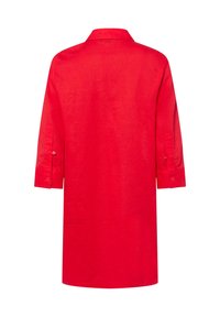 Rotes Leinenhemd mit Kragen, Dreiviertelärmeln und geknöpften Manschetten. Der Stoff hat eine glatte Textur und eine einheitliche Farbe.