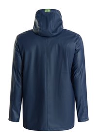 Jachetă impermeabilă de culoare albastră închisă, cu textură netedă, mâneci lungi, design cu glugă, având un etichetă verde pe gâtul din spate și pe cusăturile laterale.