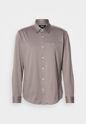 Overhemd met lange mouwen in lichtbruine stof met een gladde textuur, voorzien van een kraag, knopen aan de voorkant en een geborduurd logo op de borst.