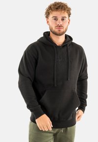 Felpa nera con superficie testurizzata, tasca frontale e cappuccio con cordini. Presenta il logo "Project Vibes" in stampa scura sul petto.