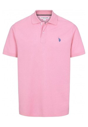 Różowa koszulka polo z krótkim rękawem, kołnierzem, plisą na dwa guziki oraz małym niebieskim haftowanym logo na lewej piersi.