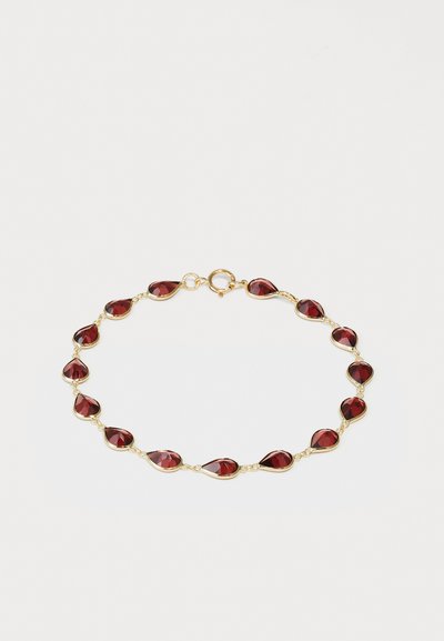 Brățară din aur cu pietre de culoare roșie în formă de lacrimă, legate prin elemente delicate de lanț, cu închidere tip clapă.