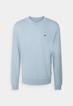 Lyseblå langærmet sweatshirt med rund hals, ribstrikkede manchetter og kant, med en lille skyslogo på venstre bryst.
