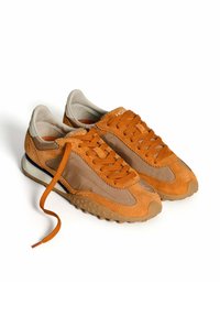 Sneakers in suede e pelle con tonalità arancioni e beige, punta rotonda, texture contrastanti e suola in gomma texturizzata. I lacci sono di colore arancione.