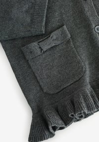 Il cardigan lavorato a maglia grigio scuro presenta un orlo arricciato, una tasca con un dettaglio a fiocco e dei polsini a coste per un tocco di texture e interesse nel design.