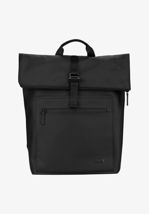 Sac à dos noir à rabat, avec poche zippée à l'avant, poignée supérieure et fermeture à sangle boucle, marqué "Jost" en bas à droite.