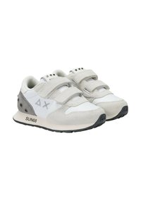 Sneakers bianchi con accenti in suede grigio, tre cinturini in velcro, suola in gomma nera e branding "SUN68" sul lato. Superfici lisce e testurizzate.