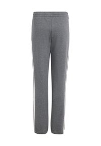 Grå sweatpants med elastisk midja, med vita sidestreck och ett mjukt, texturerat tyg. Inga fickor synliga.