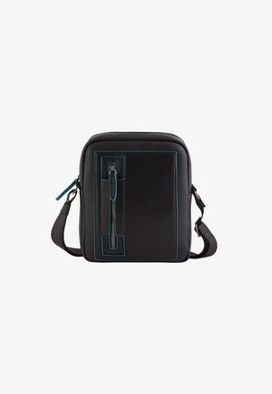 Schwarze Leder-Crossbody-Tasche mit türkisfarbener Naht, rechteckiger Form, vorderer Reißverschluss-Tasche, verstellbarem Tragegurt und glatter Textur.